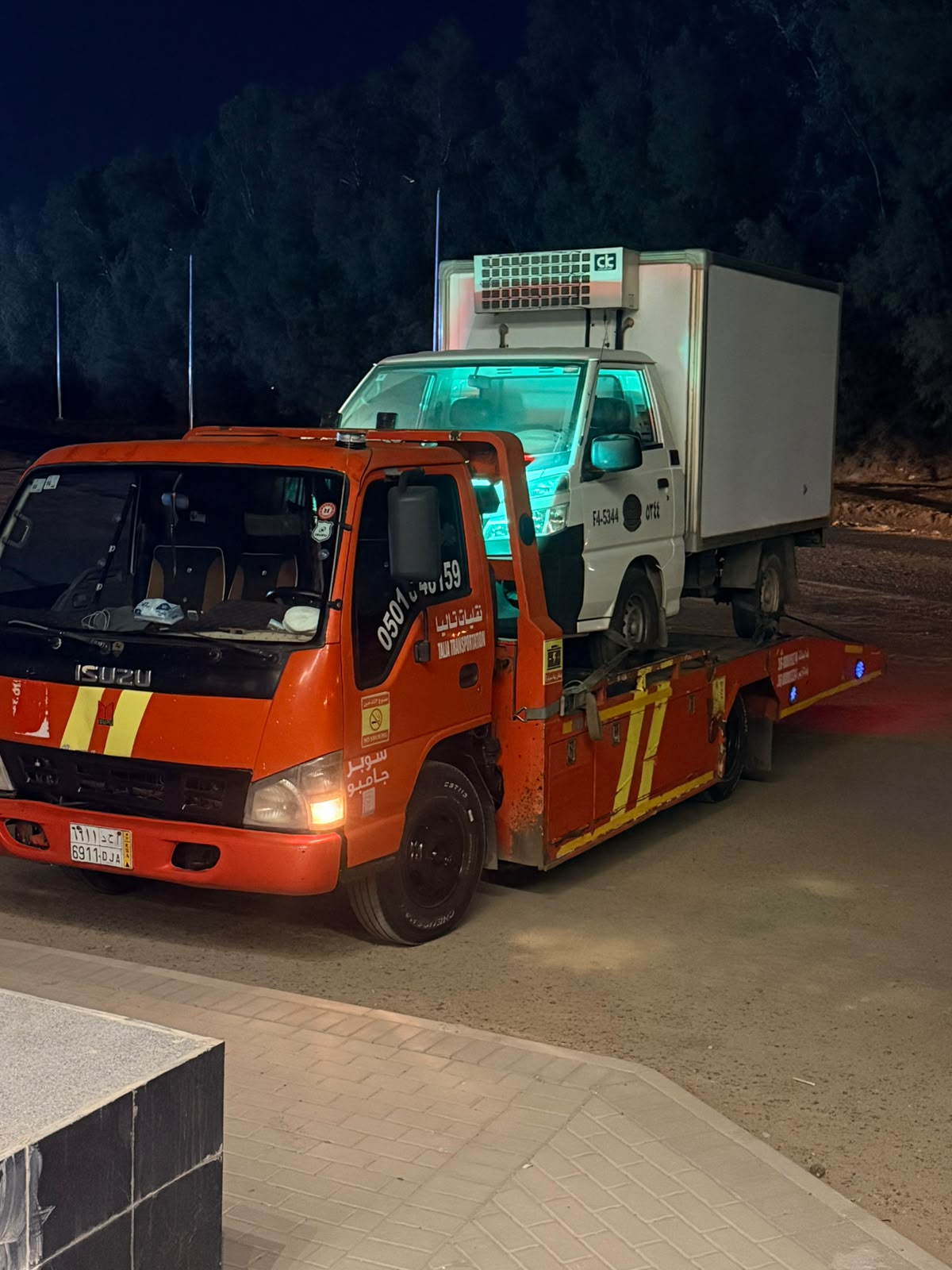 سطحة ضباء تنقل سيارة نقل مبردة ليلًا
