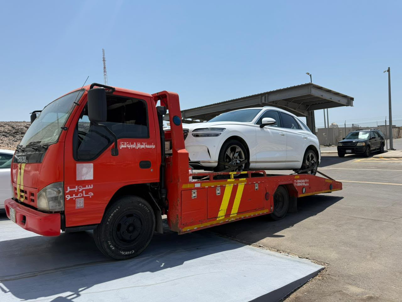 سطحة ضباء تنقل سيارة جينيسيس بيضاء